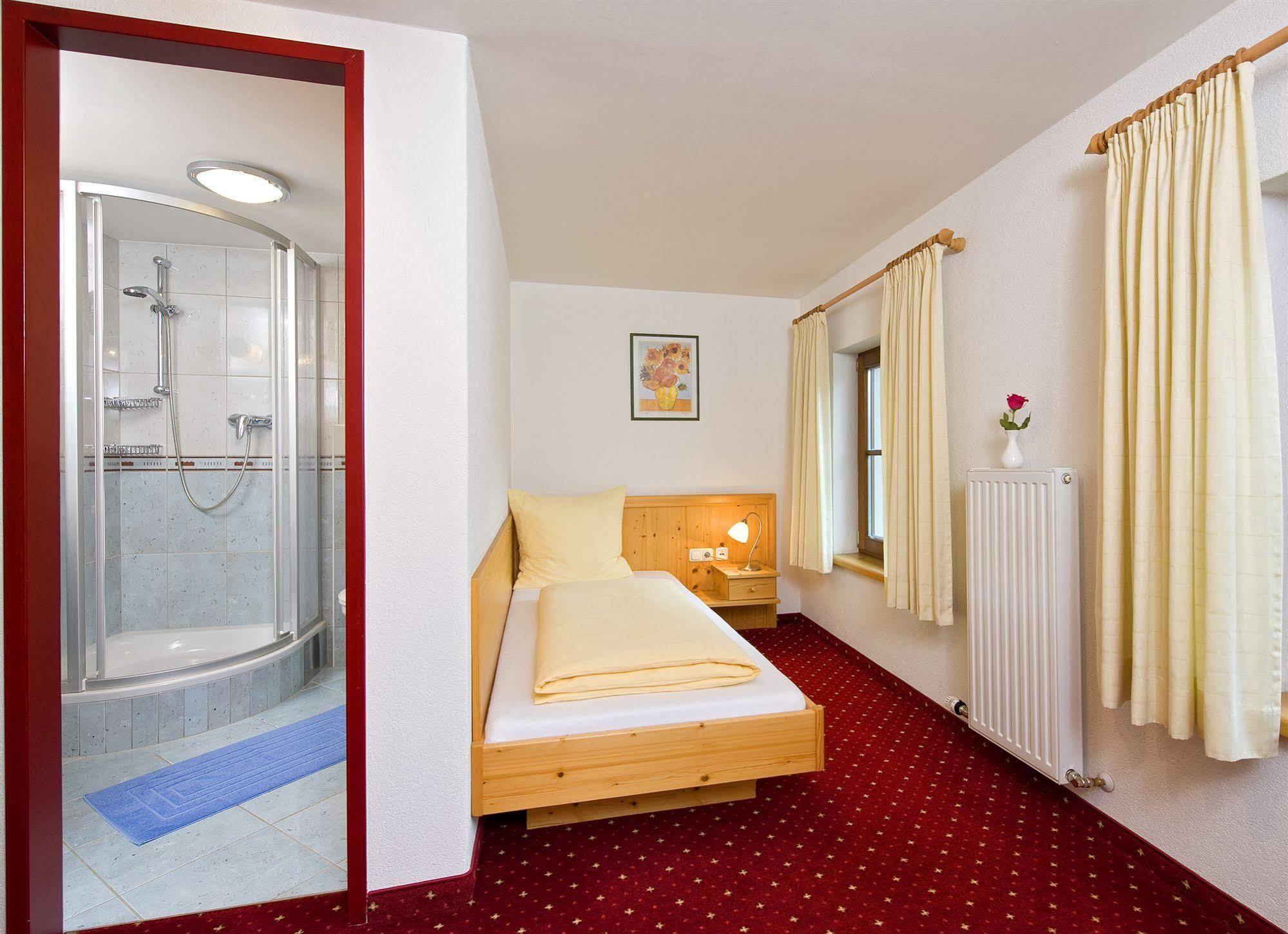 Hotel Reitlwirt Brixen im Thale Bilik gambar